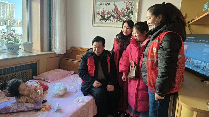 平庄城区街道星海社区关工委携手阳光之家志愿者协会慰问残疾人家活动照片2_副本.jpg
