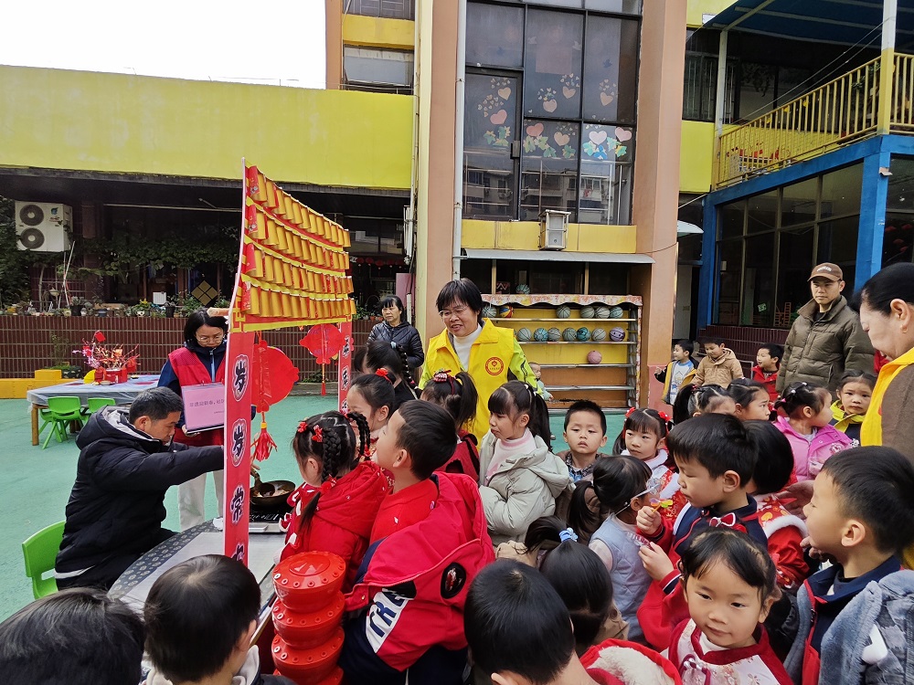 【非遗庙会迎新春  传统文化润童心】“糖画”吸引了众多孩子驻足1.jpg