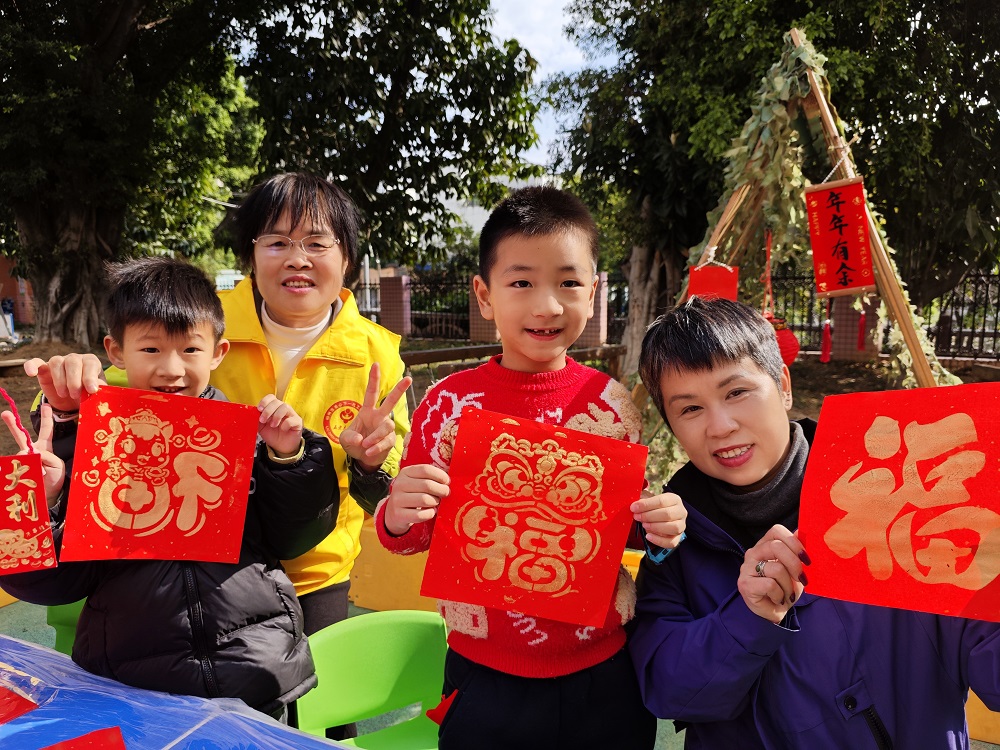 【非遗庙会迎新春  传统文化润童心】展示自己的拓印作品1.jpg