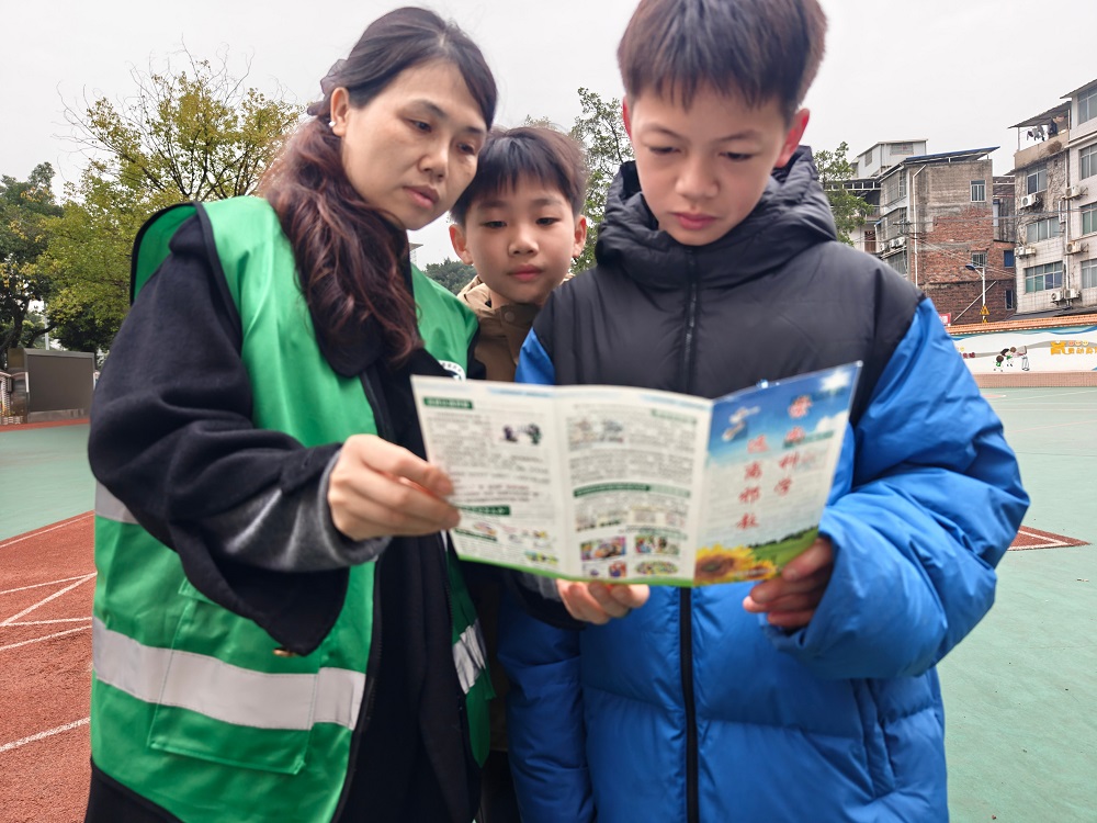 2月3日，广西壮族自治区柳州市鱼峰区红锋社区关工领导小组联合天马派出所开展“青春无邪 护航成长”反邪教宣传进校园活动 (3)1.jpg
