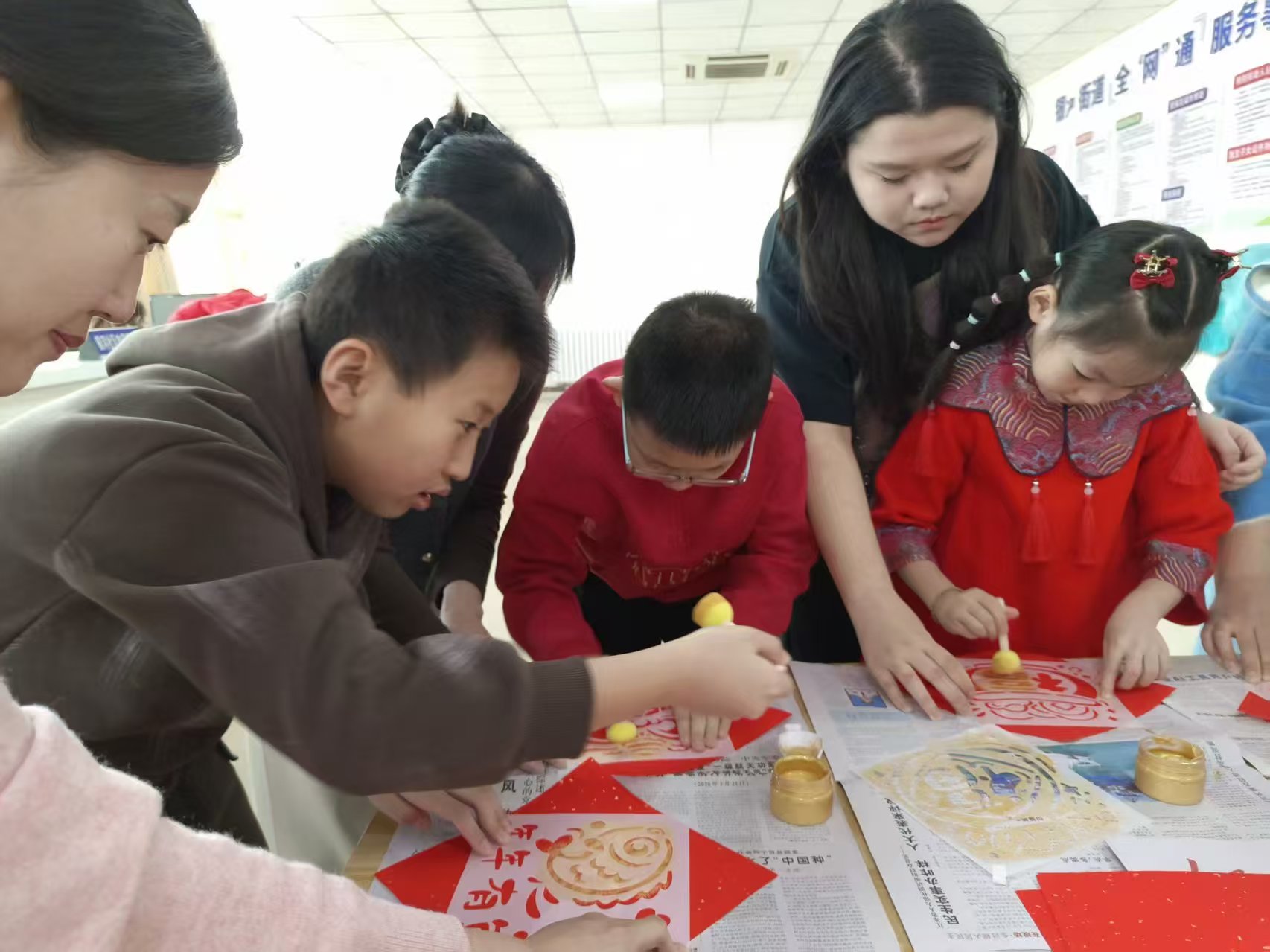 1770260812756455.jpg 大庆市红岗区银河街道银河社区关工小组开展“翰墨迎新春·福韵润童心”民俗文化主题实践活动 (3).jpg