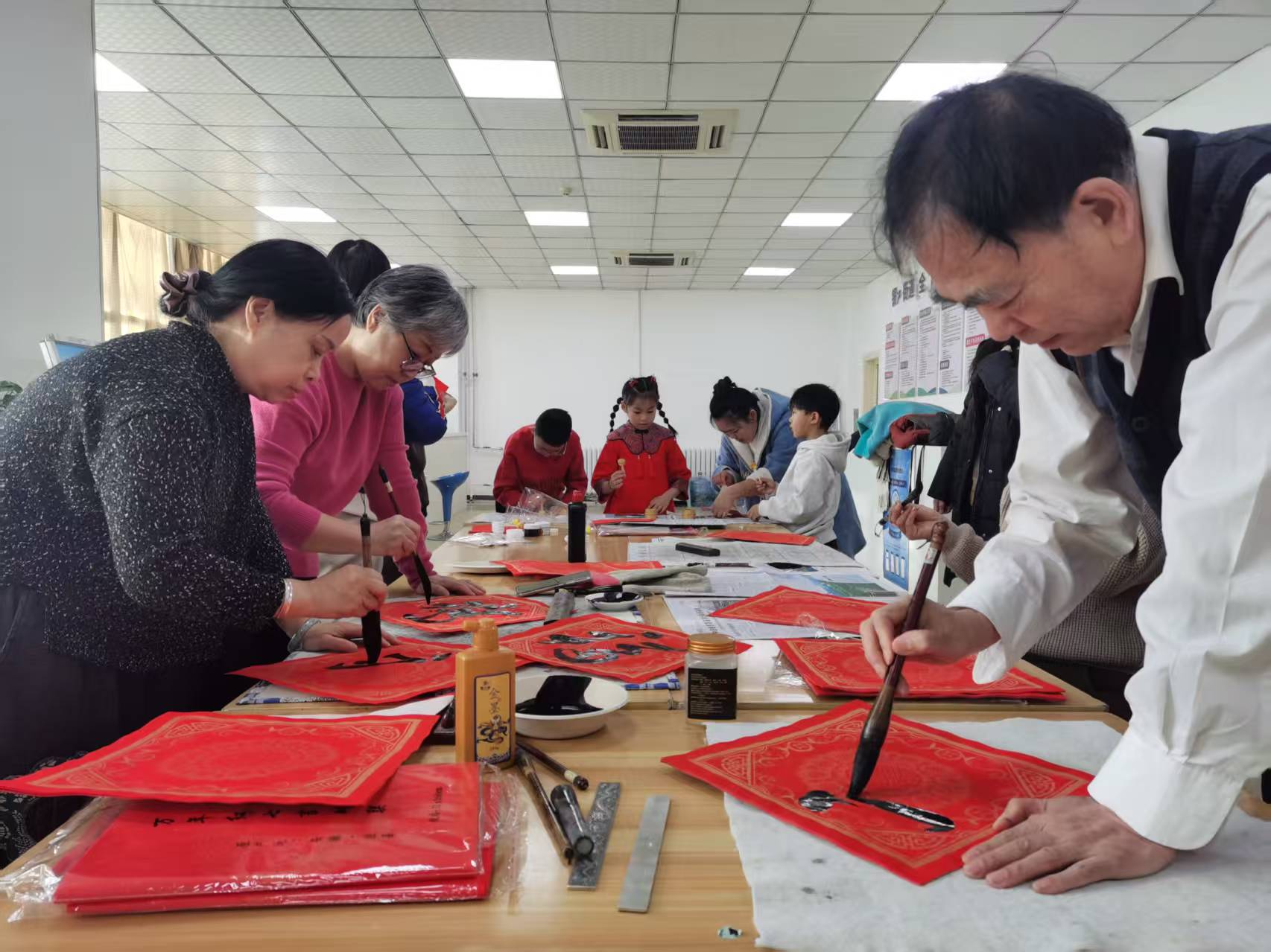 1770260820293043.jpg 大庆市红岗区银河街道银河社区关工小组开展“翰墨迎新春·福韵润童心”民俗文化主题实践活动 (2).jpg