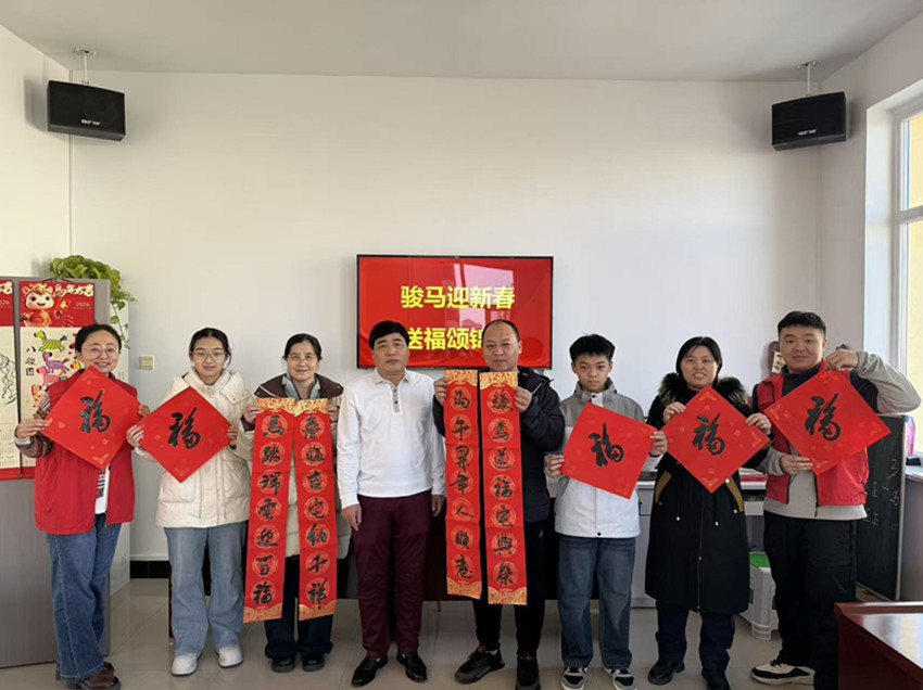 西城街道锦绣社区“骏马迎春送福至 ，墨香锦绣暖人心”送福活动照片1_副本.jpg