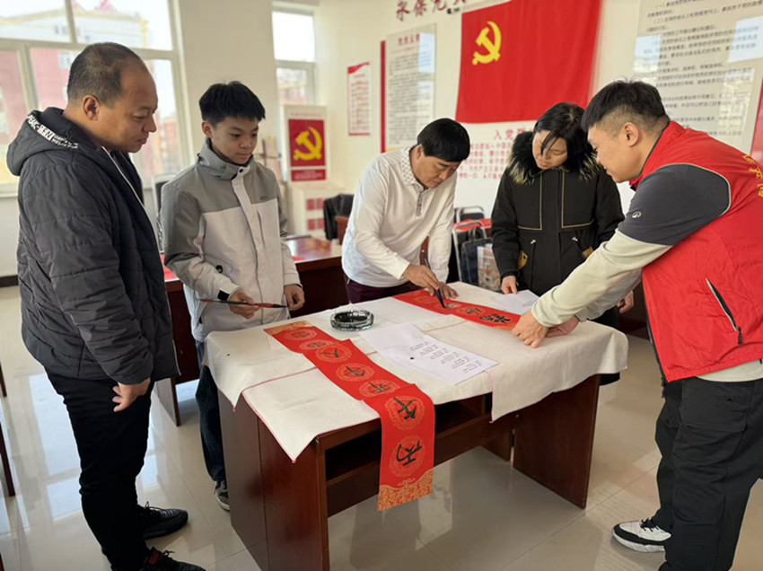 西城街道锦绣社区“骏马迎春送福至 ，墨香锦绣暖人心”送福活动照片2_副本.jpg