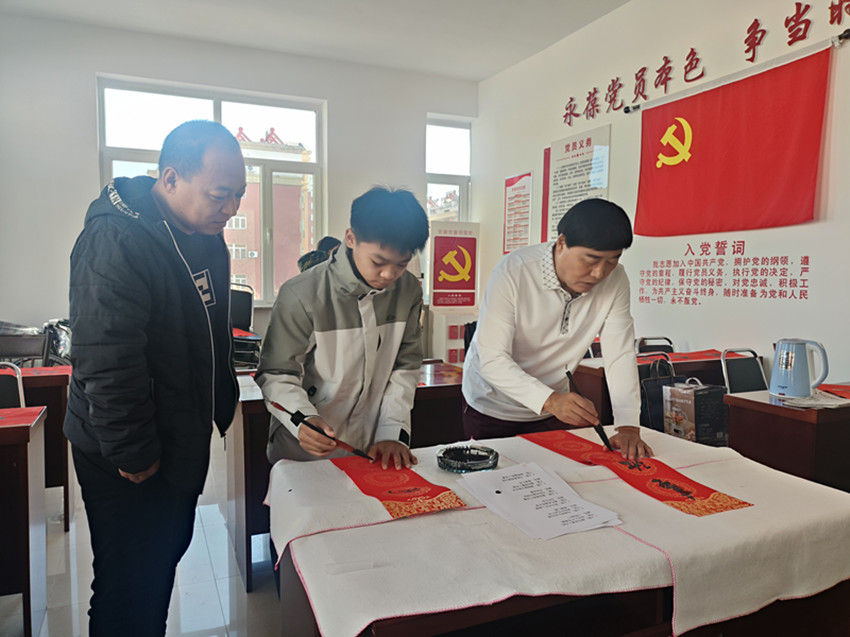 西城街道锦绣社区“骏马迎春送福至 ，墨香锦绣暖人心”送福活动照片3_副本.jpg