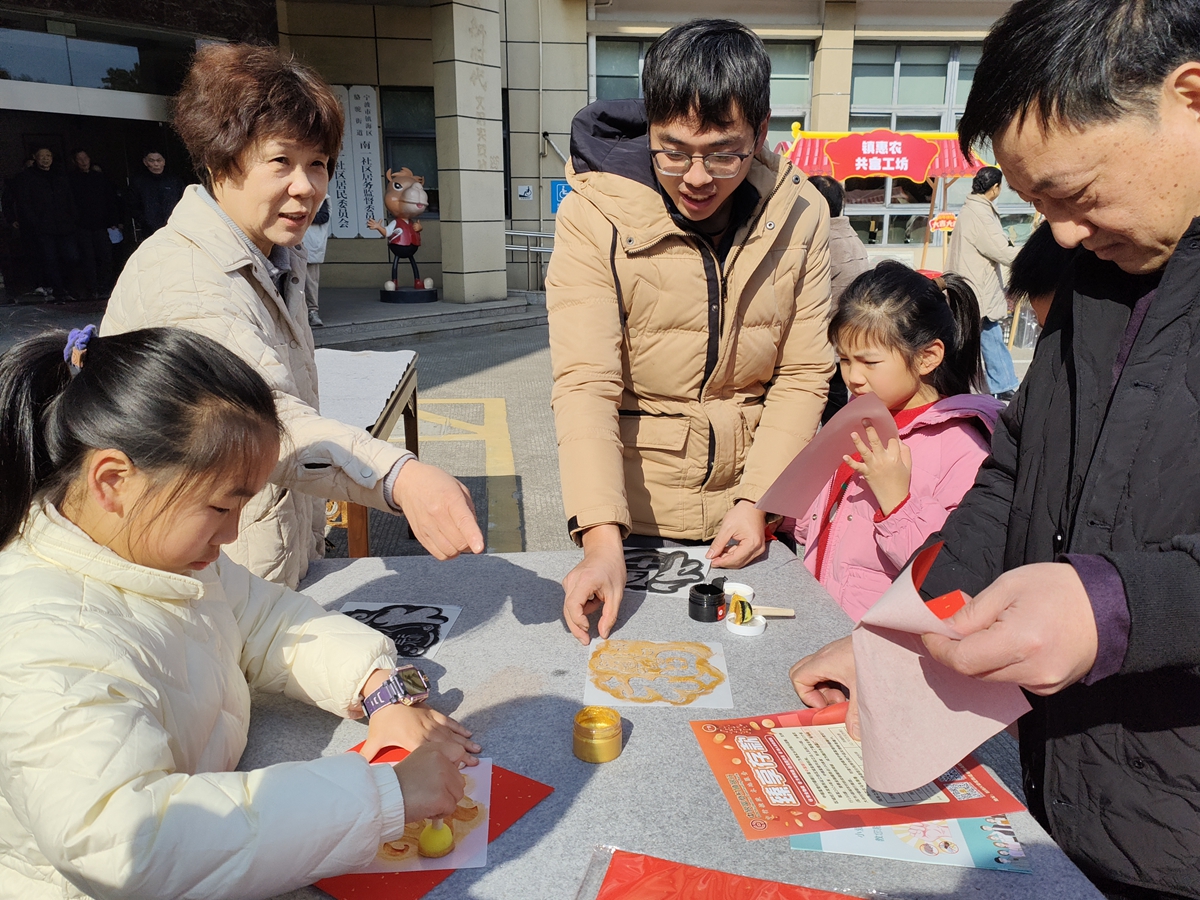 1770273951447465.jpg 20260204骆驼街道南一社区关工委“老少同乐庆新春,携手送福暖童心”2_副本.jpg