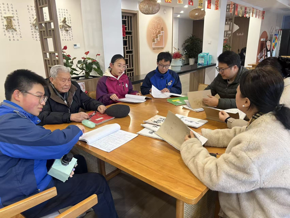 1770620688504263.jpg 西门社区关工委组织学生采访“镇海好人”郑延范:一堂生动的爱心传承课2.jpg