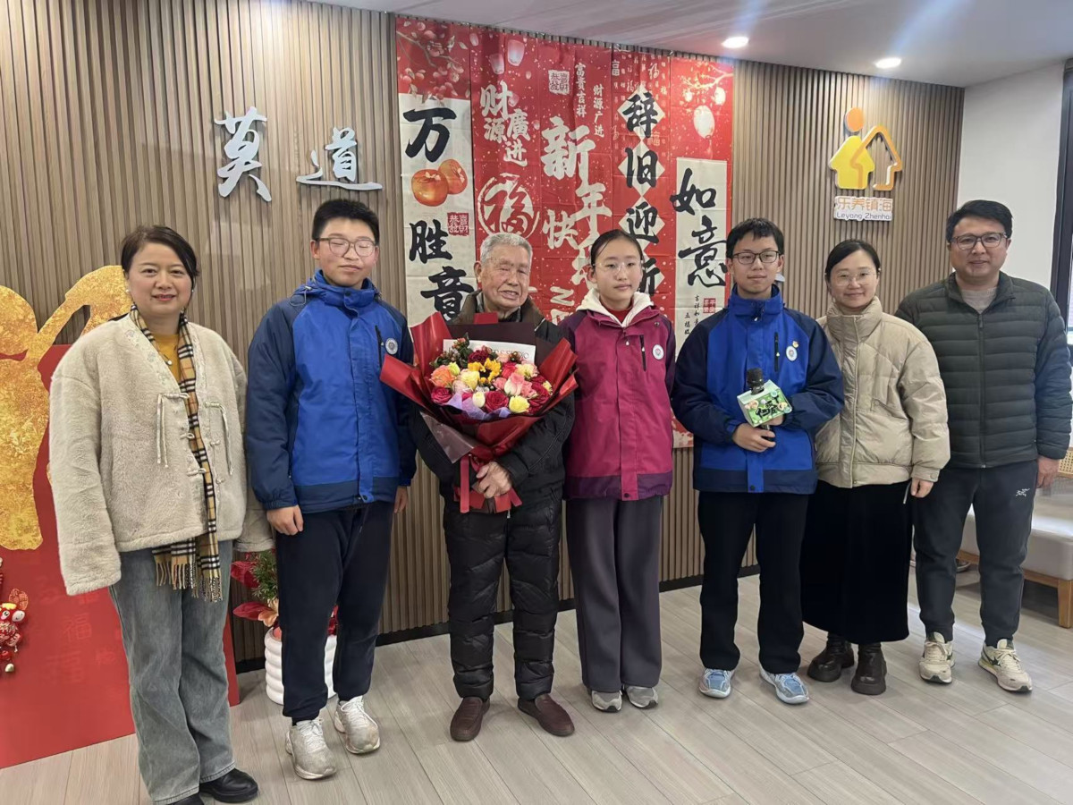 1770620700114414.jpg 西门社区关工委组织学生采访“镇海好人”郑延范:一堂生动的爱心传承课1.jpg