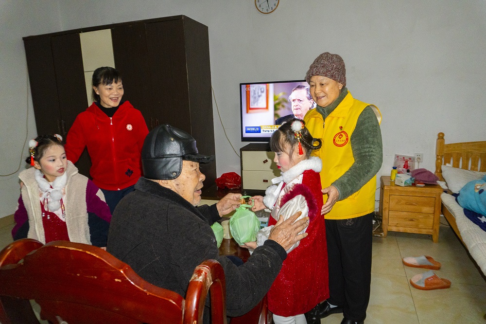 1770623361129595.jpg 【龙擎苑社区年味浓!游园、市集、文艺汇演…居民家门口乐享新春】“五老”志愿者带着辖区幼儿园小朋友看望养老中心老人,为他们送上新春祝福和温暖1.jpg