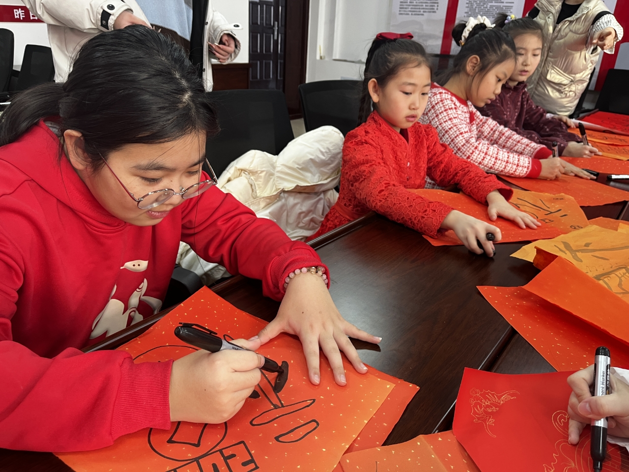 大庆市红岗区银河街道温馨社区关工小组携手妇联，组织开展“萌娃闹新春 童心迎佳节”主题活动 (2).jpg