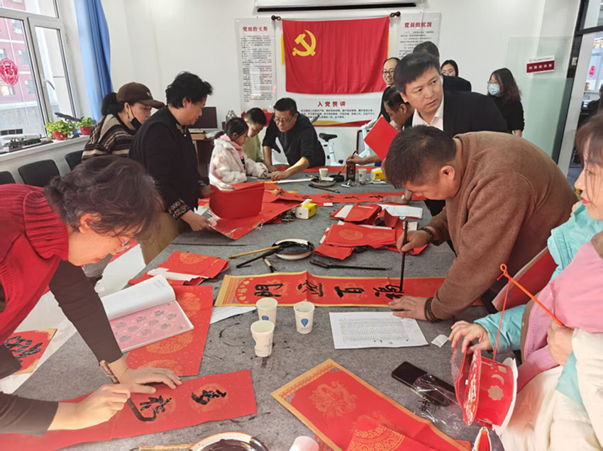 平庄城区街道吉祥社区“墨香迎新春，春联传温情”写春联活动照片1_副本.jpg