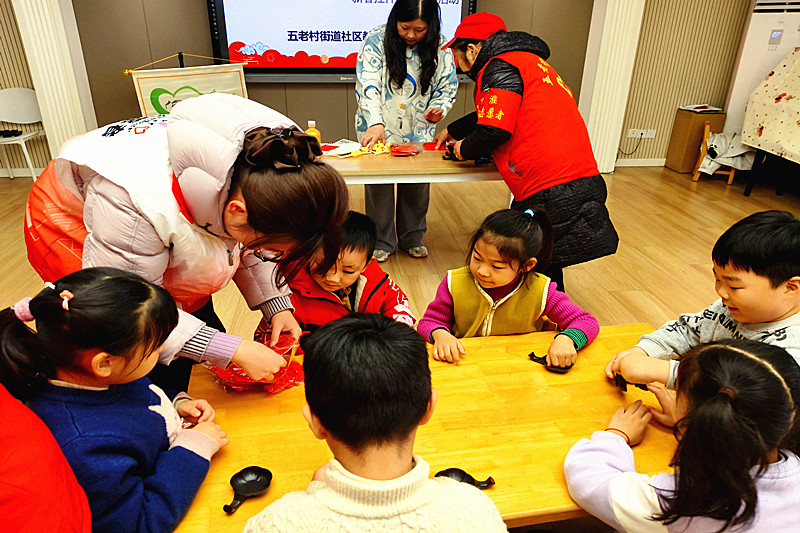 1771913673573831.jpg 江苏省南京市秦淮区“五老”村街道“五老”村社区关工委开展新春挂件手工拓印活动(2).jpg