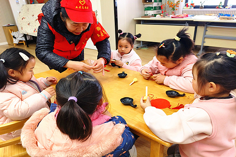 1771913681817589.jpg 江苏省南京市秦淮区“五老”村街道“五老”村社区关工委开展新春挂件手工拓印活动(3).jpg