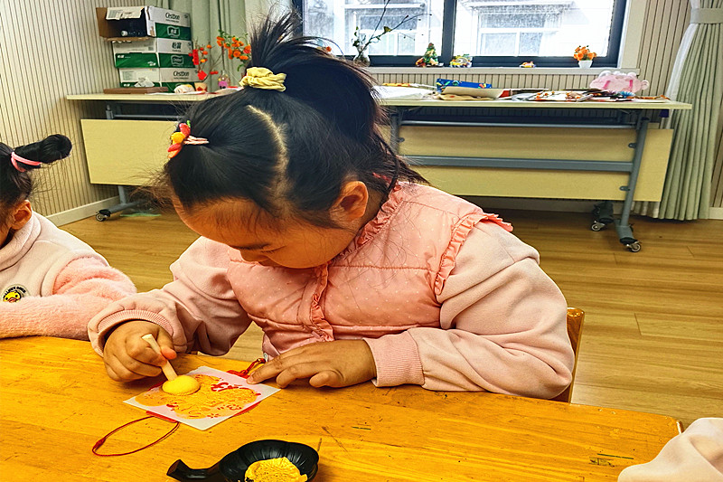 1771913688212981.jpg 江苏省南京市秦淮区“五老”村街道“五老”村社区关工委开展新春挂件手工拓印活动(4).jpg