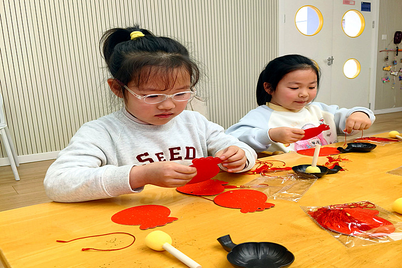 1771913696233947.jpg 江苏省南京市秦淮区“五老”村街道“五老”村社区关工委开展新春挂件手工拓印活动(5).jpg