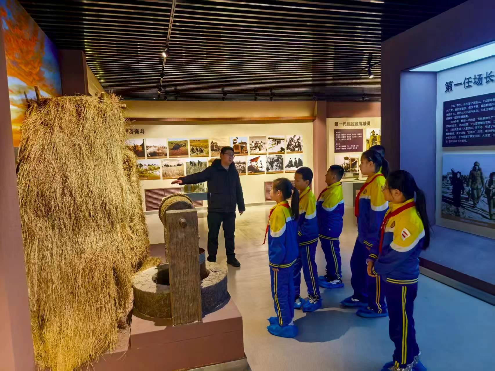 1771914946947542.jpg 宝泉岭农场关工委寒假组织学生参观场史馆.jpg