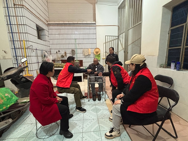 1771986068892206.jpg 慰问社区老党员.jpg