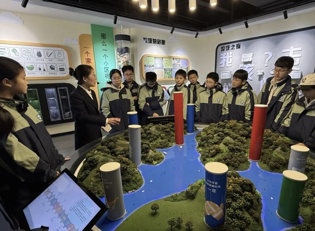 1771986419944528.jpg 走进科普馆直观认识垃圾危害.jpg