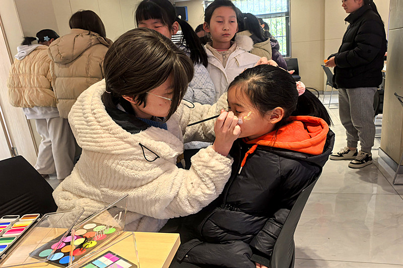 1771989672802987.jpg 江苏省南京市江北新区大厂街道欣乐社区关工委开展“传承民俗迎新春,亲子同乐暖社区” 主题活动(2).jpg