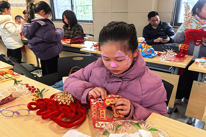 1771989691319556.jpg 江苏省南京市江北新区大厂街道欣乐社区关工委开展“传承民俗迎新春,亲子同乐暖社区” 主题活动(4).jpg