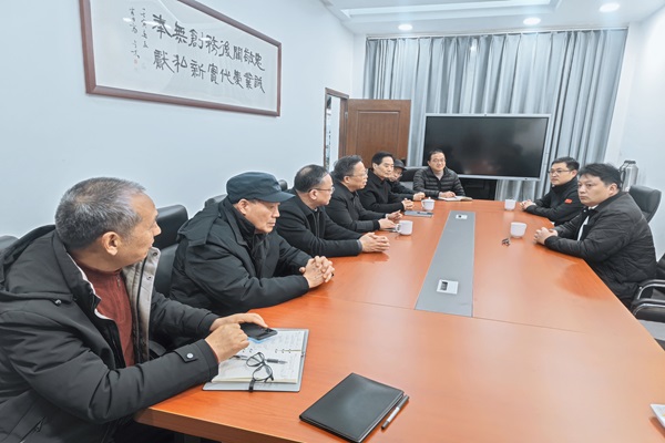 吴江区委领导走访慰问关工委驻会人员.jpg