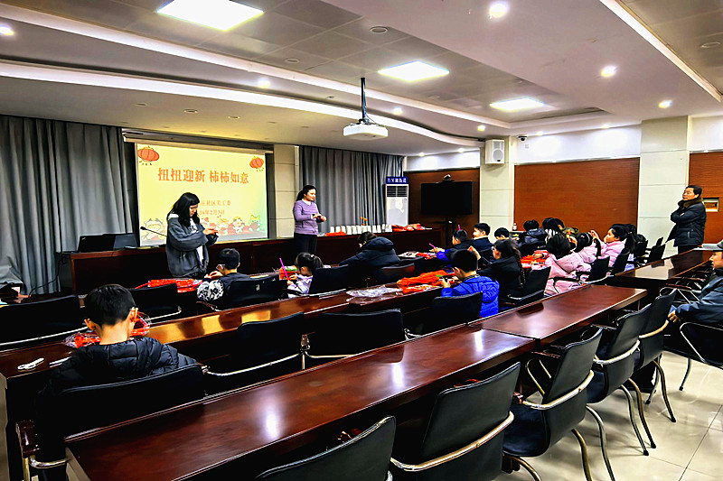 江苏省南京市秦淮区月牙湖街道富丽山庄社区开展“扭扭迎新，柿柿如意”扭扭棒手工活动(1).jpg