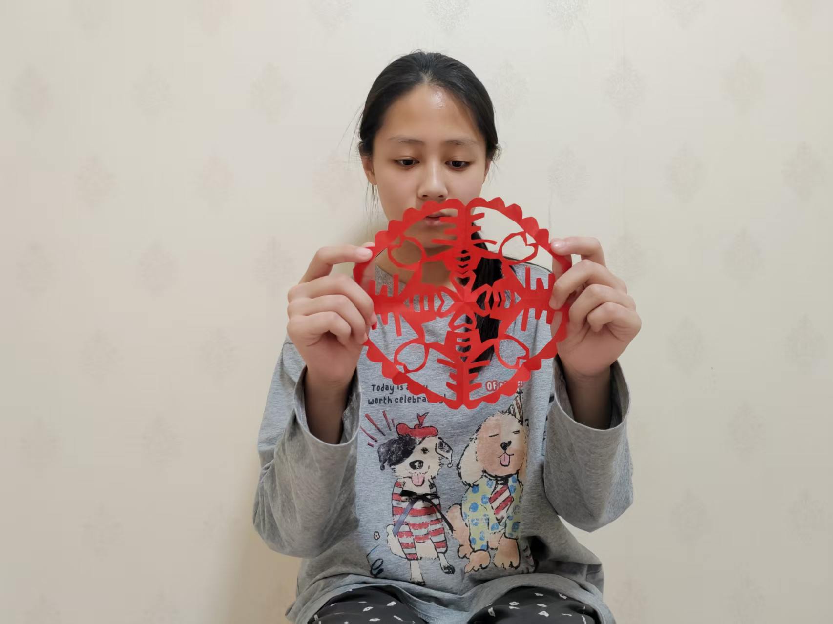 1772089155515244.jpg 一初剪窗花.jpg