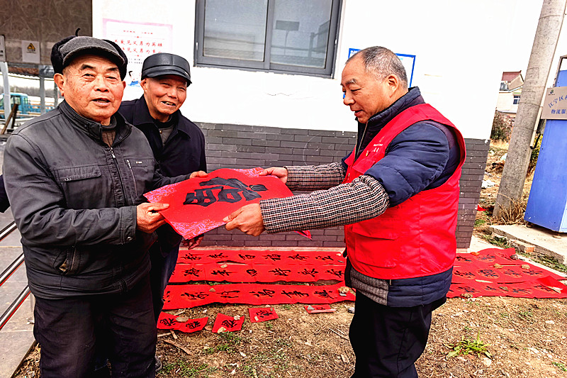 江苏省南京市江宁区横溪街道新杨社区关工委“五老”志愿者挥毫送福添年味(1).jpg