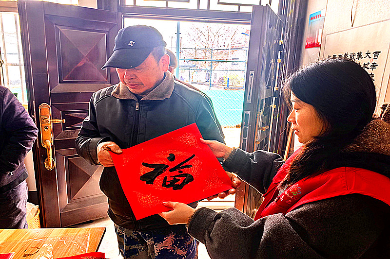 江苏省南京市江宁区横溪街道新杨社区关工委“五老”志愿者挥毫送福添年味(3).jpg