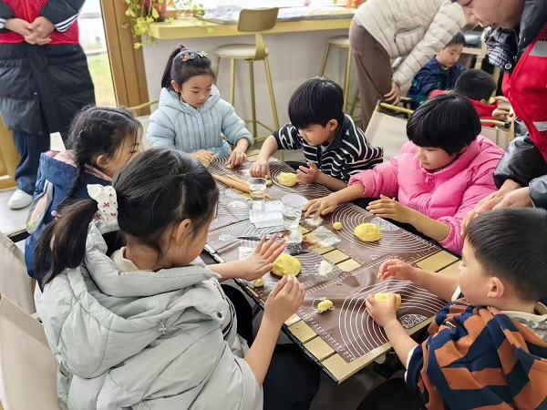 【盛泽镇】黄家溪村关工委：巧手焙香趣 研学伴成长2.jpeg