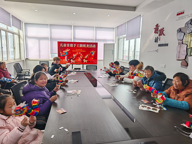 2月12日，盛泽镇前跃村关工委以老少携手的形式，开展了一场温馨的非遗手工活动，选取纸龙制作与拓印两大传统工艺，让参与者在指尖劳作间，真切感受非遗技艺的传承温度与文化底蕴=.jpg