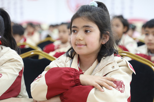 1772601612826884.jpg 学生认真聆听地区”五老“代表讲雷锋故事3.JPG