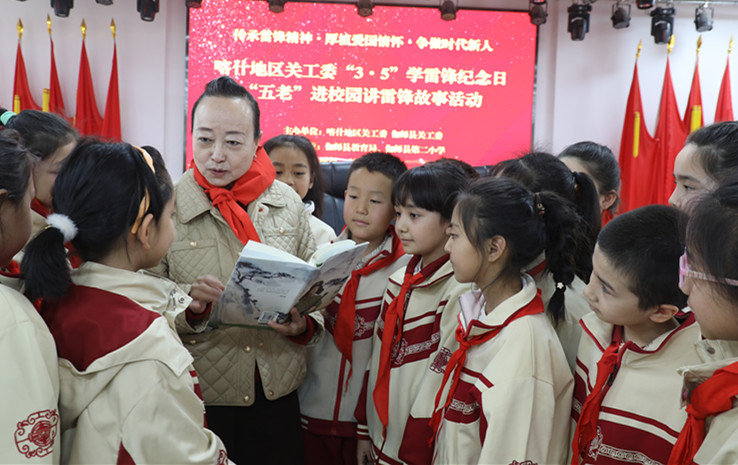 1772601629552639.jpg 地区”五老“代表郝湘与学生互动,读《雷锋日记》.JPG