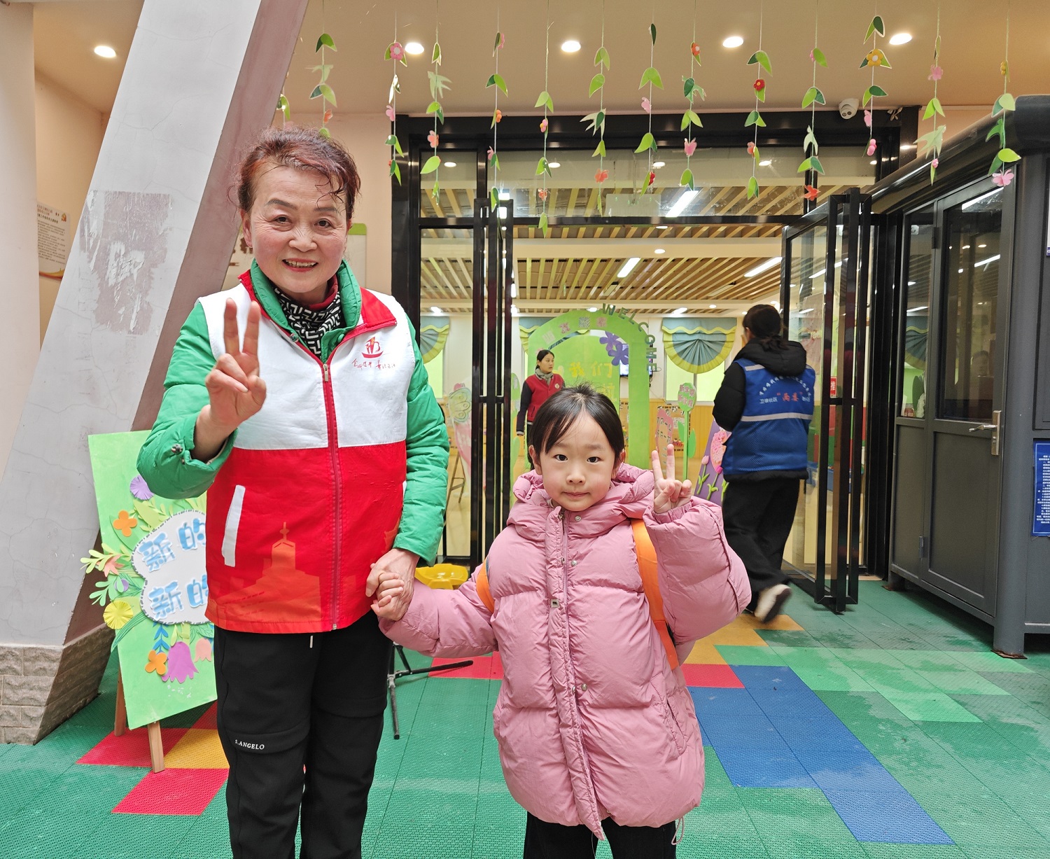 社区志愿者和孩子开心的合影.jpg
