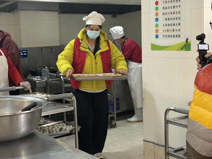 西露天街道平西北街社区“元宵佳节情意浓 民族团结一家亲”活动照片1_副本.jpg