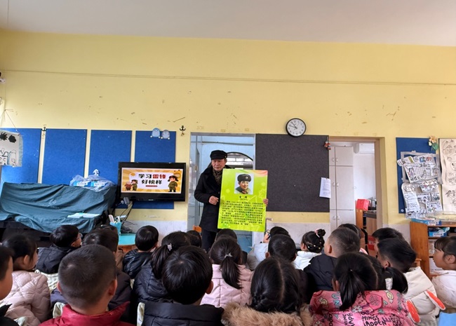 【汾湖】芦墟：春风润童心 薪火代代传——老校长为幼儿讲雷锋故事.jpg