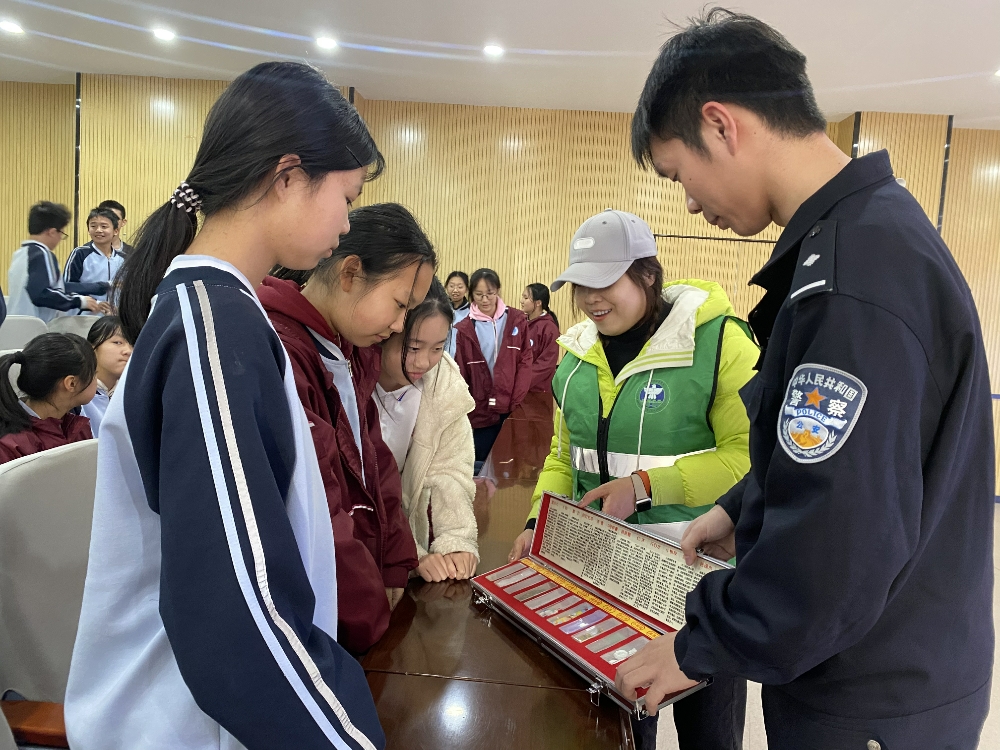 民警与禁毒社工向同学们展示毒品仿真模型.jpg