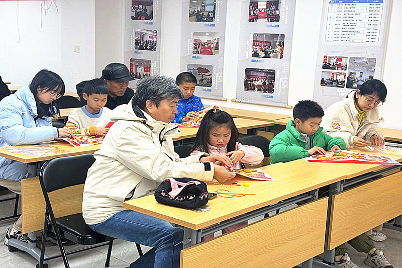 江苏省南京市玄武区孝陵卫街道卫岗社区“欢聚做灯笼，元宵情意浓”儿童创意手工活动(2).jpg