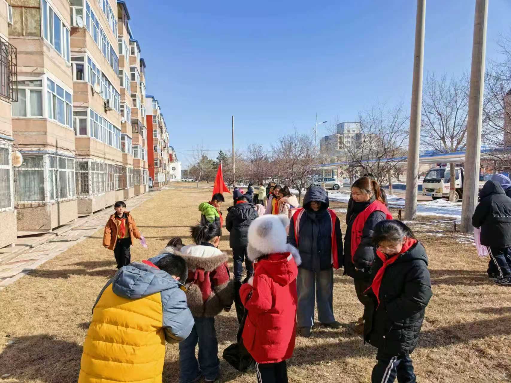 大庆市红岗区杏南街道红杏社区关工小组携手杏南一小，开展“传承雷锋精神 践行榜样力量”主题实践活动(2).jpg