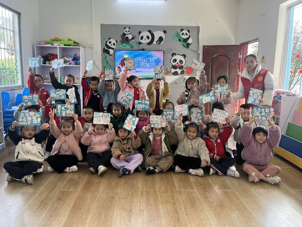 幼儿园小朋友展示制作的贺卡.jpg