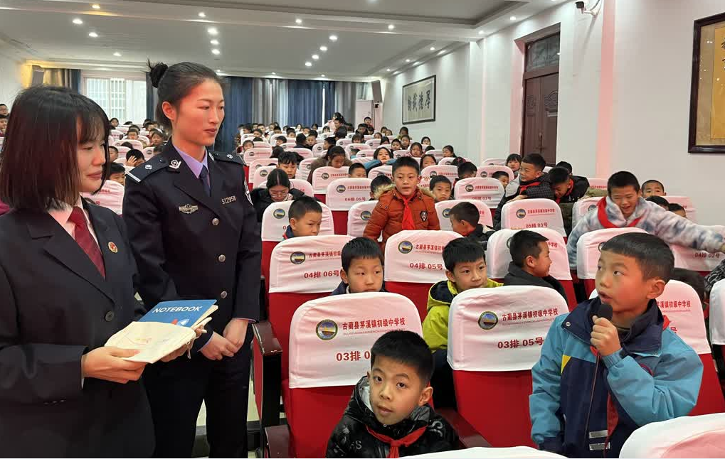检察官、警察开展普法宣讲进校园活动.png