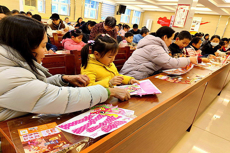 江苏省南京市江北新区大厂街道南化九村社区关工委开展“元宵花灯俏，亲子共此时”主题活动(2).jpg