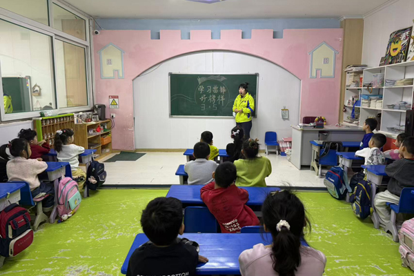 2026.03.05和平鸽幼儿园学习雷锋活动照片.jpg
