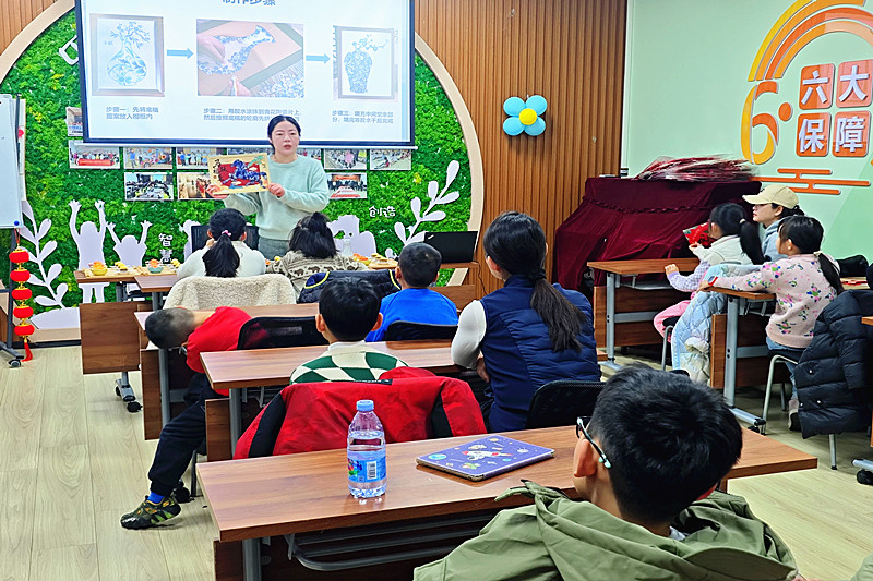 江苏省南京市建邺区江心洲街道洲岛绿园社区开展“青花绘福韵 童心贺马年”亲子活动(1).jpg