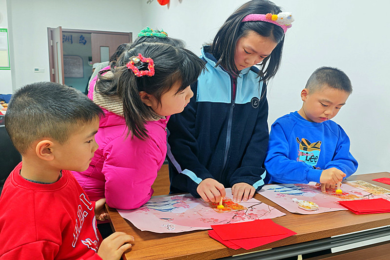 江苏省南京市建邺区江心洲街道洲岛绿园社区开展“青花绘福韵 童心贺马年”亲子活动(2).jpg