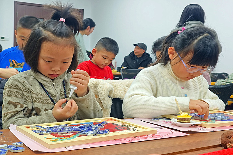 江苏省南京市建邺区江心洲街道洲岛绿园社区开展“青花绘福韵 童心贺马年”亲子活动(3).jpg