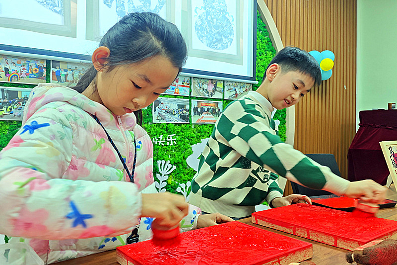 江苏省南京市建邺区江心洲街道洲岛绿园社区开展“青花绘福韵 童心贺马年”亲子活动(4).jpg