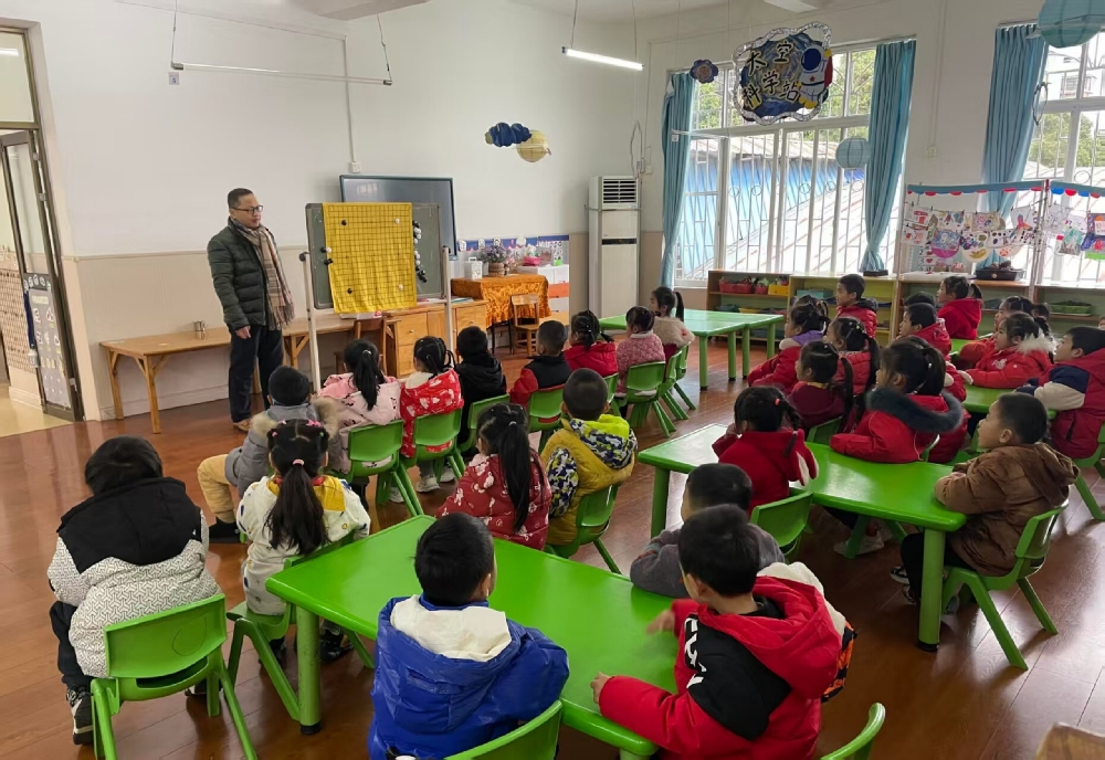 3月9日，广西壮族自治区柳州市鱼峰区天湖社区关工小组联合幼儿园开展“以棋载道 润育童心”围棋启蒙活动1.jpg
