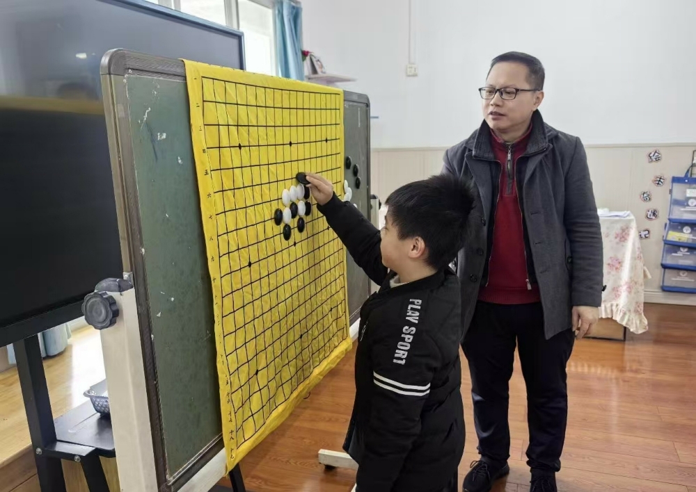 3月9日，广西壮族自治区柳州市鱼峰区天湖社区关工小组联合幼儿园开展“以棋载道 润育童心”围棋启蒙活动3.jpg