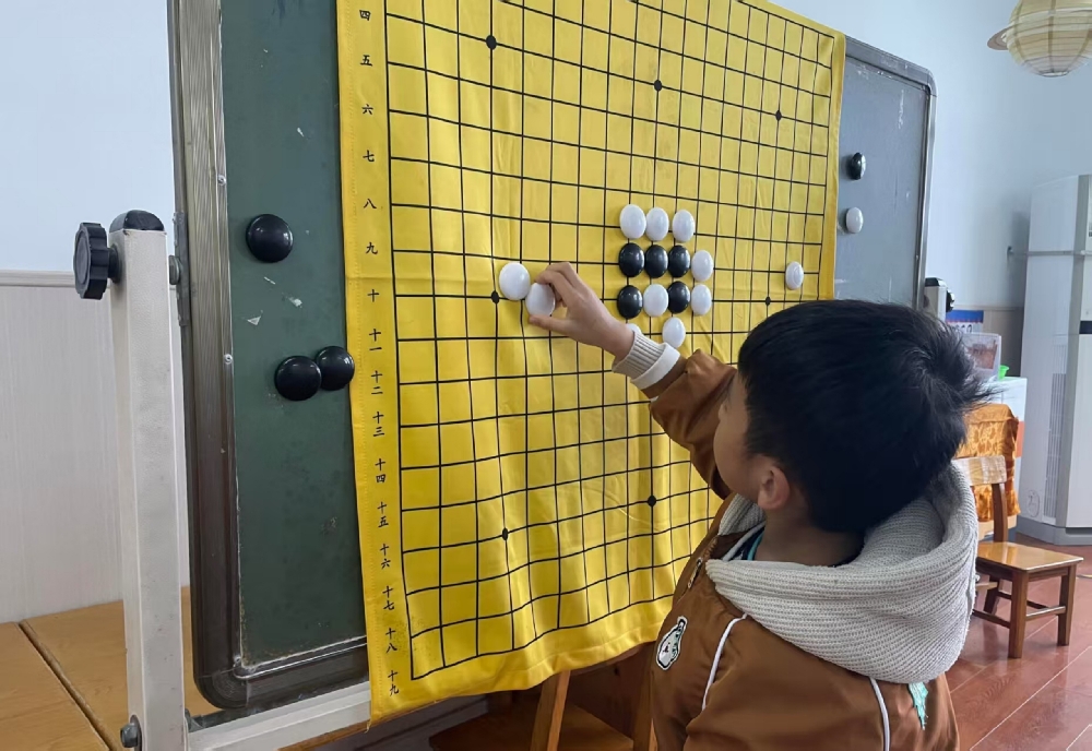3月9日，广西壮族自治区柳州市鱼峰区天湖社区关工小组联合幼儿园开展“以棋载道 润育童心”围棋启蒙活动5.jpg
